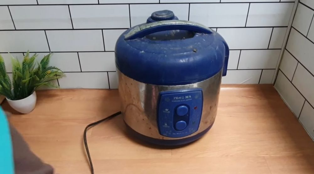 Tak perlu sabun, begini trik ampuh membersihkan karat di rice cooker pakai 2 bahan