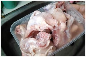 Tanpa cuka ataupun tepung sagu, ini cara ampuh hilangkan bau amis daging ayam cuma pakai 2 bahan dapur