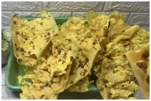 Jangan cuma pakai daun jeruk, ini trik goreng peyek kacang tanah agar hasilnya lebih wangi