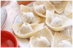 Bukan pakai putih telur, ini trik melipat kulit pangsit agar rapi dan nggak mudah lepas