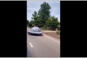 15 Potret kocak penampakan benda asing di jalanan ini seketika bikin kaget, endingnya geleng kepala