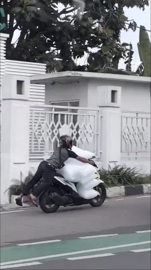 11 Potret kocak pengendara motor dengan bawaan segambreng ini nyeleneh, emang boleh ya semaksa itu?