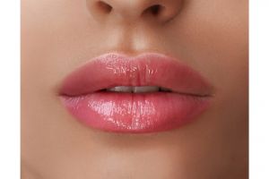 Nggak perlu lip balm merah, ini cara bikin bibir lembap dan pink alami pakai 1 jenis bunga