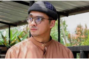 Tak kalah awet muda dari sang ibunda, begini trik cegah penuaan kulit di usia 36 tahun ala Ricky Harun