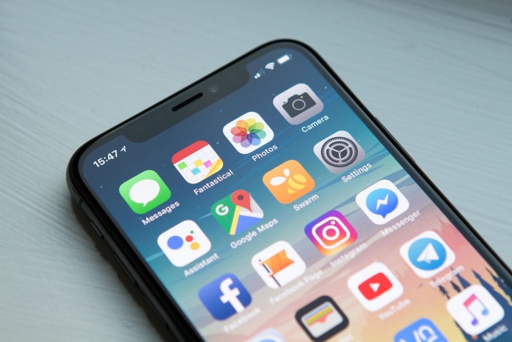 Cara memindahkan ikon aplikasi dengan cepat di layar beranda iPhone