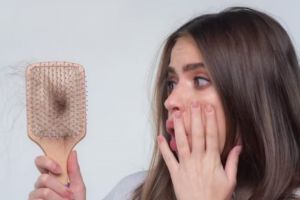 Tak hanya pakai hair tonic, begini trik mengurangi kerontokan pakai spray dari 1 jenis tanaman herbal
