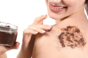 Tak perlu produk bleaching, ini cara pudarkan flek hitam pakai body scrub dari 1 jenis bahan pemanis