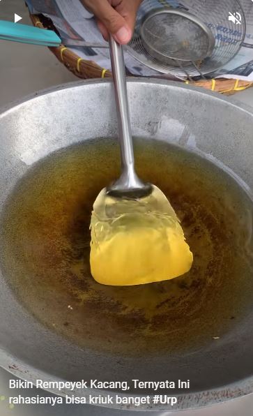Bukan dicetak di pinggir wajan, ini trik goreng rempeyek agar bentuk tipisnya lebih merata