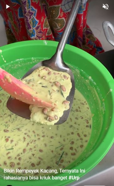 Bukan dicetak di pinggir wajan, ini trik goreng rempeyek agar bentuk tipisnya lebih merata