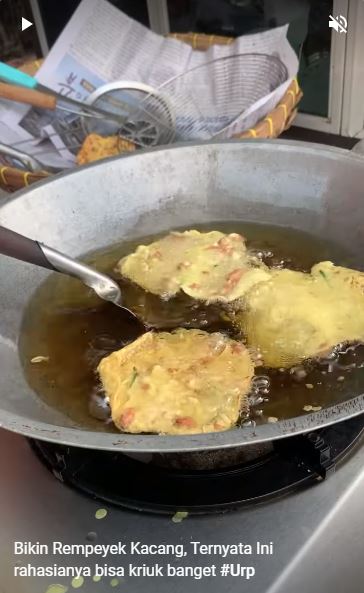 Bukan dicetak di pinggir wajan, ini trik goreng rempeyek agar bentuk tipisnya lebih merata