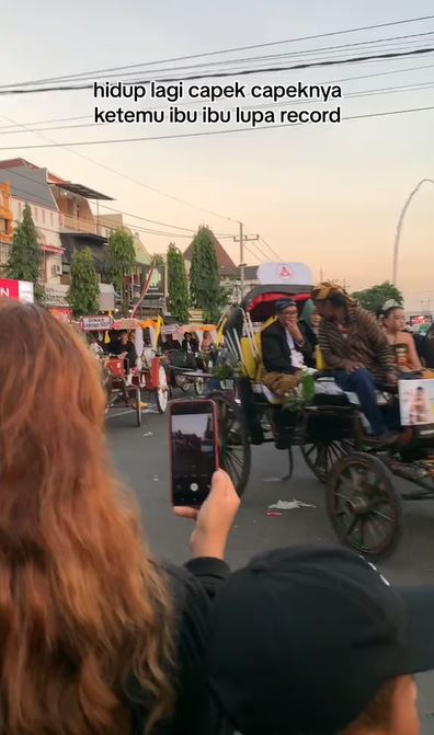 Niat hati abadikan pawai Grebeg Suro, yang dilakukan oleh emak-emak ini malah bikin geleng kepala