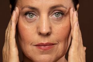 Tak perlu botoks, ini cara kencangkan kerutan kulit wajah pakai masker antiaging dari 1 bahan minuman