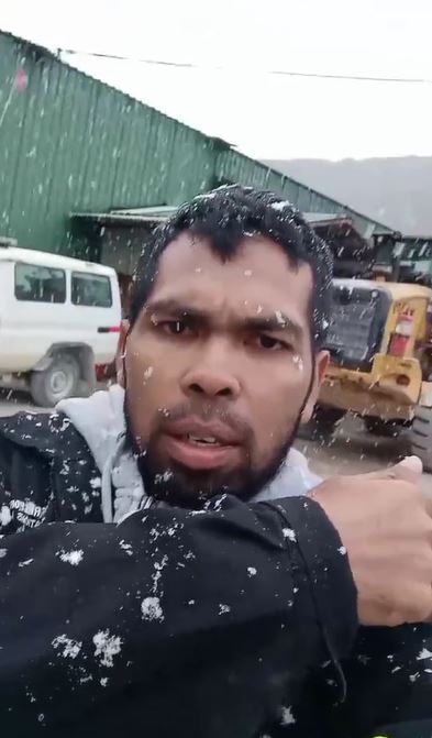 Pria ini bagikan momen langka hujan salju di Papua, penampakannya bak di Eropa