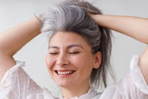 Bukan pakai henna, ini trik hitamkan uban untuk samarkan rambut putih pakai 1 jenis kulit bumbu dapur