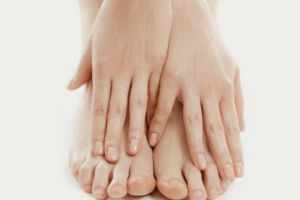 Nggak perlu treatment mahal, ini trik memutihkan tangan dan kaki pakai scrub dari 1 jenis buah