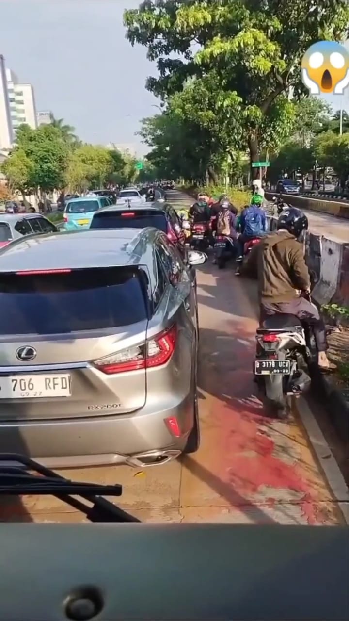 Pengendara ini niatnya pengen hindari cegatan, endingnya malah rusak motor sendiri