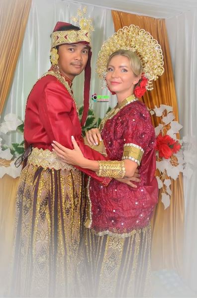 4 Tahun pacaran antar benua, kisah pria Sinjai nikahi cewek Polandia pakai adat Bugis ini tuai atensi