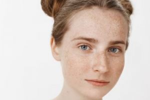 Tak perlu laser wajah, begini cara menghilangkan flek dan noda hitam pakai masker dari 2 jenis buah