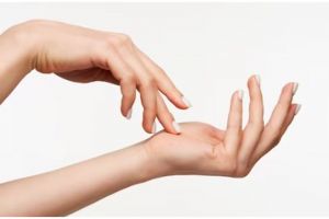 Trik pudarkan keriput di punggung tangan pakai masker dari 1 jenis buah, bikin kulit auto mulus