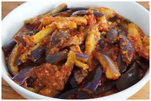 Tanpa digoreng atau direbus dulu, ini trik masak tumis terong agar warnanya tetap ungu cerah