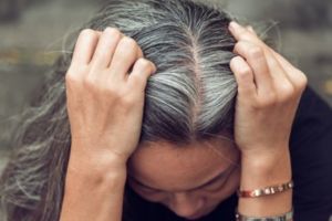 Tak perlu dicat, ini cara mudah kembalikan rambut beruban jadi hitam alami pakai 1 jenis kacang