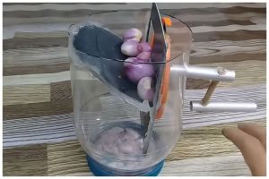 Bermodal toples bekas, ini cara kreatif bikin alat pengiris bawang yang sederhana dan kokoh