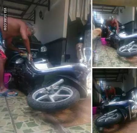 11 Potret kocak orang nyuci kendaraan ini caranya nyeleneh pol, nggak ngerti lagi deh