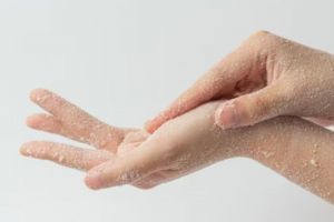 Cegah kasar dan belang, begini cara membuat scrub eksfoliasi kulit tangan pakai 1 jenis bahan pemanis