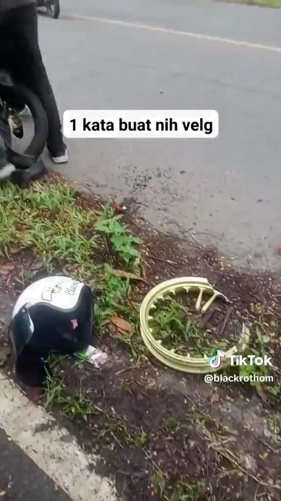 Pengendara ini ketiban apes karena pelek palsu, penampakan motornya bikin nyesek