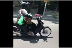Bukannya fokus bekerja, 11 potret kocak driver ojek online main alat musik ini aksinya random abis