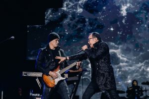 Konser Dewa 19 All Stars di Solo, tak bosan-bosannya terlena alunan panggung musik Ahmad Dhani cs