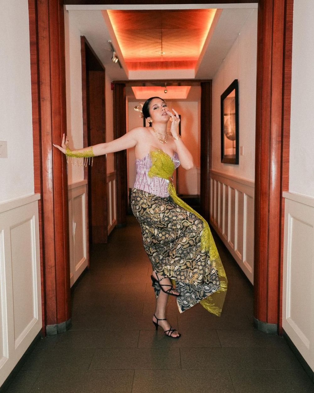 Intip pesona Sitha Marino dibalut bustier kebaya, penampilannya bikin pangling