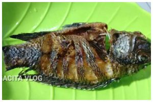 Tanpa tambah tepung terigu, ini trik menggoreng ikan agar minyak tidak meletup dan lengket di wajan