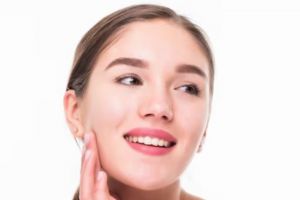 Tak perlu skincare mahal, ini cara cerahkan wajah belang pakai serum vitamin C dari 1 jenis kulit buah