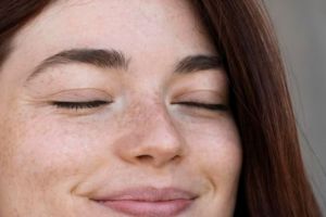 Tak perlu laser wajah, ini cara pudarkan flek hitam akibat sinar matahari pakai 1 jenis bahan pemanis