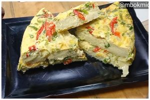 Tanpa ditambah tepung, ini trik masak telur dadar yang hasilnya tebal, lembut, dan antikempis