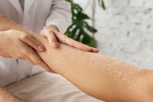 Bukan pakai kopi, ini trik atasi kulit kasar dan kering menggunakan body scrub dari 1 bahan pemanis