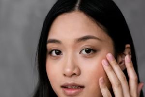 Bukan dengan eye patch, ini trik atasi dark circle dan garis halus area mata pakai 1 jenis minyak