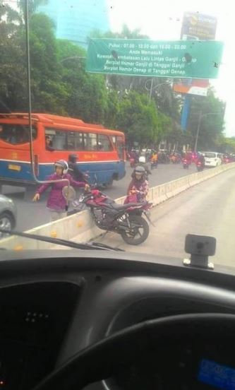 Ini jadinya kalau jurus 'The Power of Emak-emak' beraksi di jalanan, 11 potretnya bikin ngelus dada