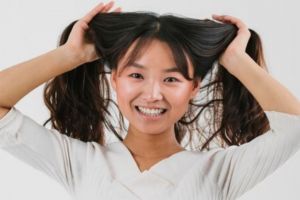 Bukan pakai lemon, ini trik atasi rambut lepek dan berminyak dengan masker dari 1 jenis bahan minuman