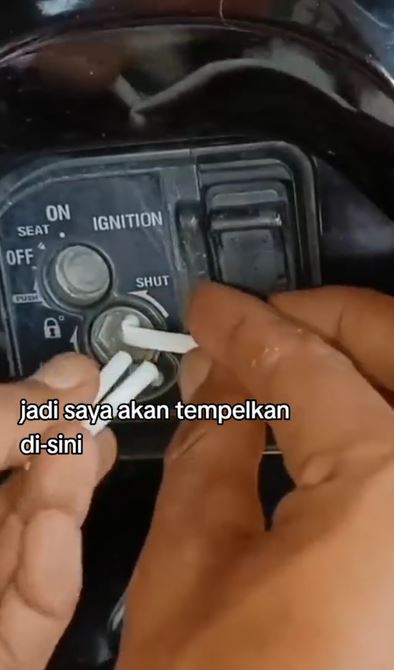 Perlu ekstra waspada, begini trik pencuri bobol kunci motor hanya pakai sebatang cotton bud