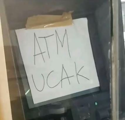 Potret kocak ATM rusak ini nggak cuma bikin warganet nyengir, baca komentarnya tambah ngakak
