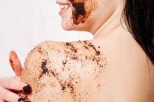 Nggak perlu tepung beras, ini trik atasi kulit kusam dan gelap pakai scrub dari 1 jenis minyak