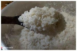 Tak perlu mengurangi takaran air, ini trik menanak nasi ala rumah makan Padang agar matang sempurna