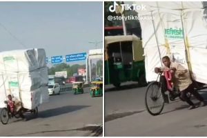 Momen pengendara bantu dorong sepeda kakek yang angkut barang segede gaban ini bikin haru dan kagum