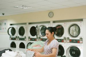 Penampakan celana kulit habis dicuci di laundry ini mengenaskan banget, kayak habis kena ledakan bom