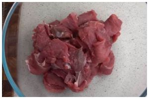 Nggak perlu direbus dulu, ini cara ampuh mengempukkan daging sapi dalam 5 menit pakai 1 bahan dapur