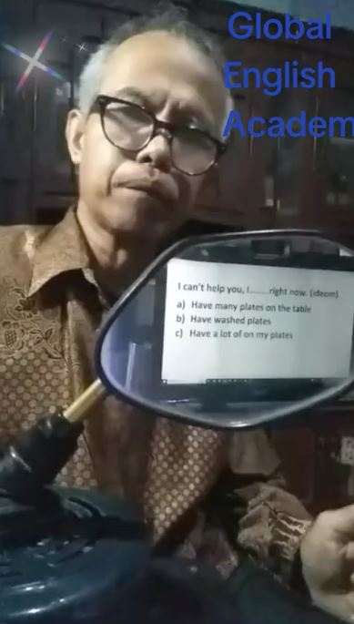 Cara pria tua mengajar bahasa Inggris sambil live TikTok ini nggak biasa, peralatannya bikin kagum