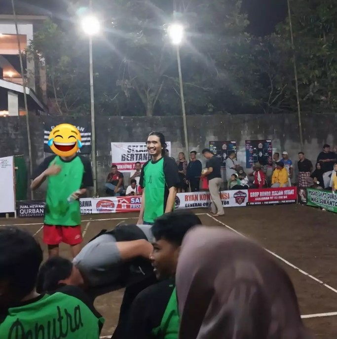 Gayanya sederhana bak bukan seleb, momen Duta Sheila On 7 naik motor jadul ini jadi sorotan