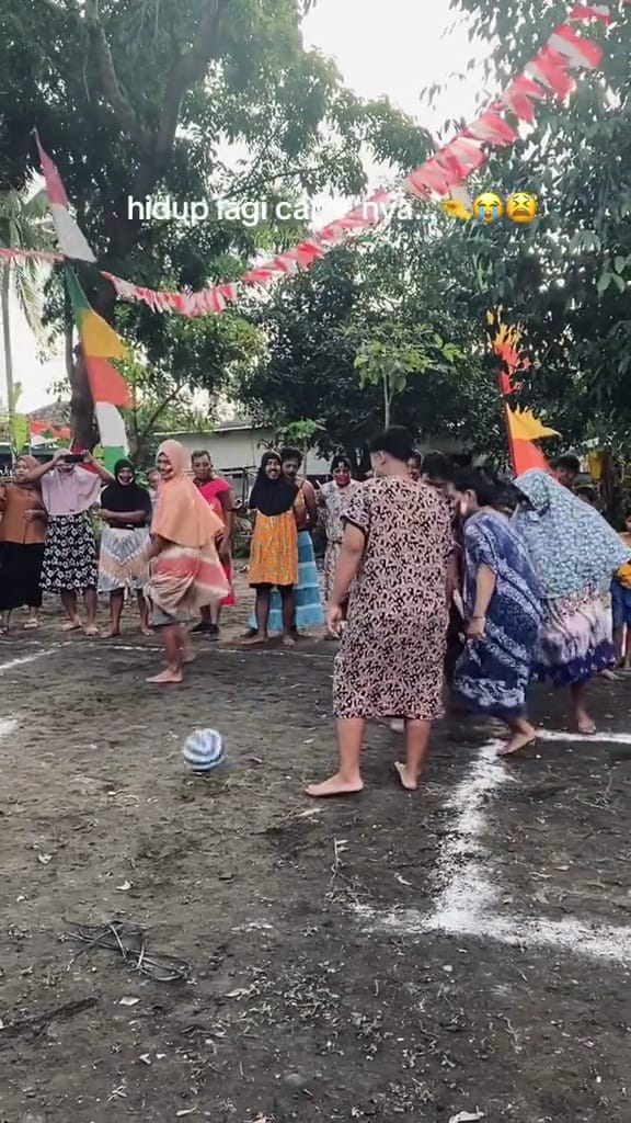 Momen kocak seorang bapak pakai 'baju dinas' super seksi saat lomba Agustusan, bikin melongo